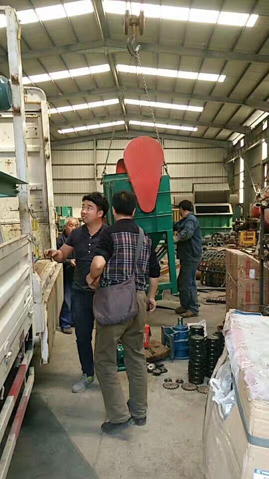金屬撕碎機(jī)出口裝車(chē)